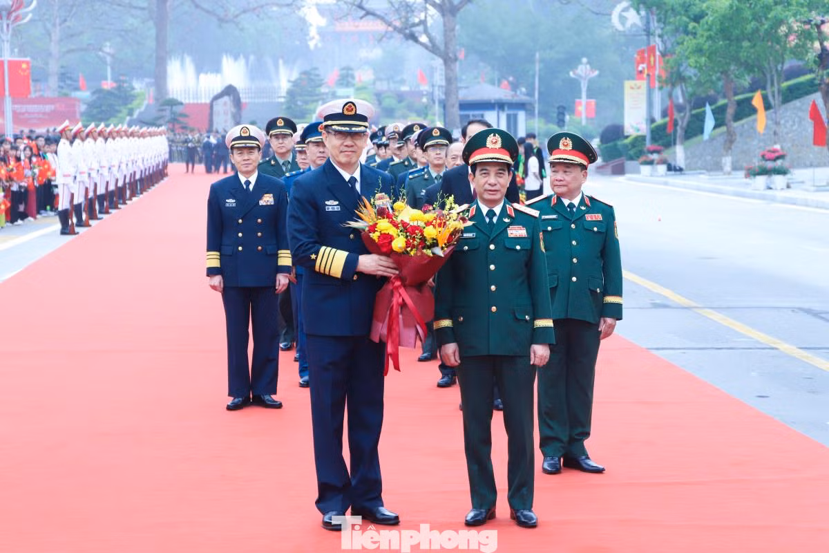 Khoảng 8 giờ sáng 17/4, tại cửa khẩu quốc tế Hữu Nghị, Đại tướng Phan Văn Giang, Ủy viên Bộ Chính trị, Phó Bí thư Quân ủy Trung ương, Bộ trưởng Bộ Quốc phòng Việt Nam, chủ trì lễ đón, chào mừng đoàn đại biểu Bộ Quốc phòng Trung Quốc do Thượng tướng Đổng Quân - Bộ trưởng Bộ Quốc phòng Trung Quốc, dẫn đầu, sang Việt Nam tham dự các hoạt động trong Chương trình Giao lưu Hữu nghị Quốc phòng biên giới Việt Nam - Trung Quốc lần thứ 9.