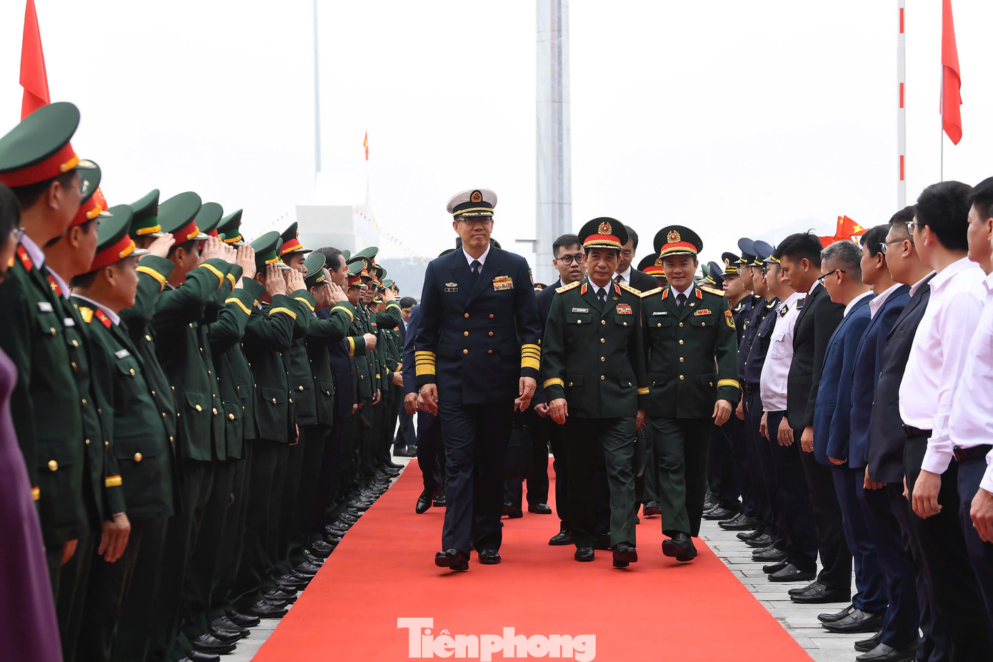 Trong buổi hội đàm sáng nay tại thành phố Lạng Sơn, hai Bộ trưởng bày tỏ Giao lưu Hữu nghị Quốc phòng biên giới Việt Nam - Trung Quốc lần thứ 9 thành công tốt đẹp, góp phần thúc đẩy hợp tác quốc phòng song phương ngày càng thực chất hơn và tiếp tục khẳng định vai trò của hai Quân đội, hai Bộ Quốc phòng trong việc tăng cường quan hệ hữu nghị truyền thống, Đối tác hợp tác chiến lược toàn diện Việt Nam - Trung Quốc.