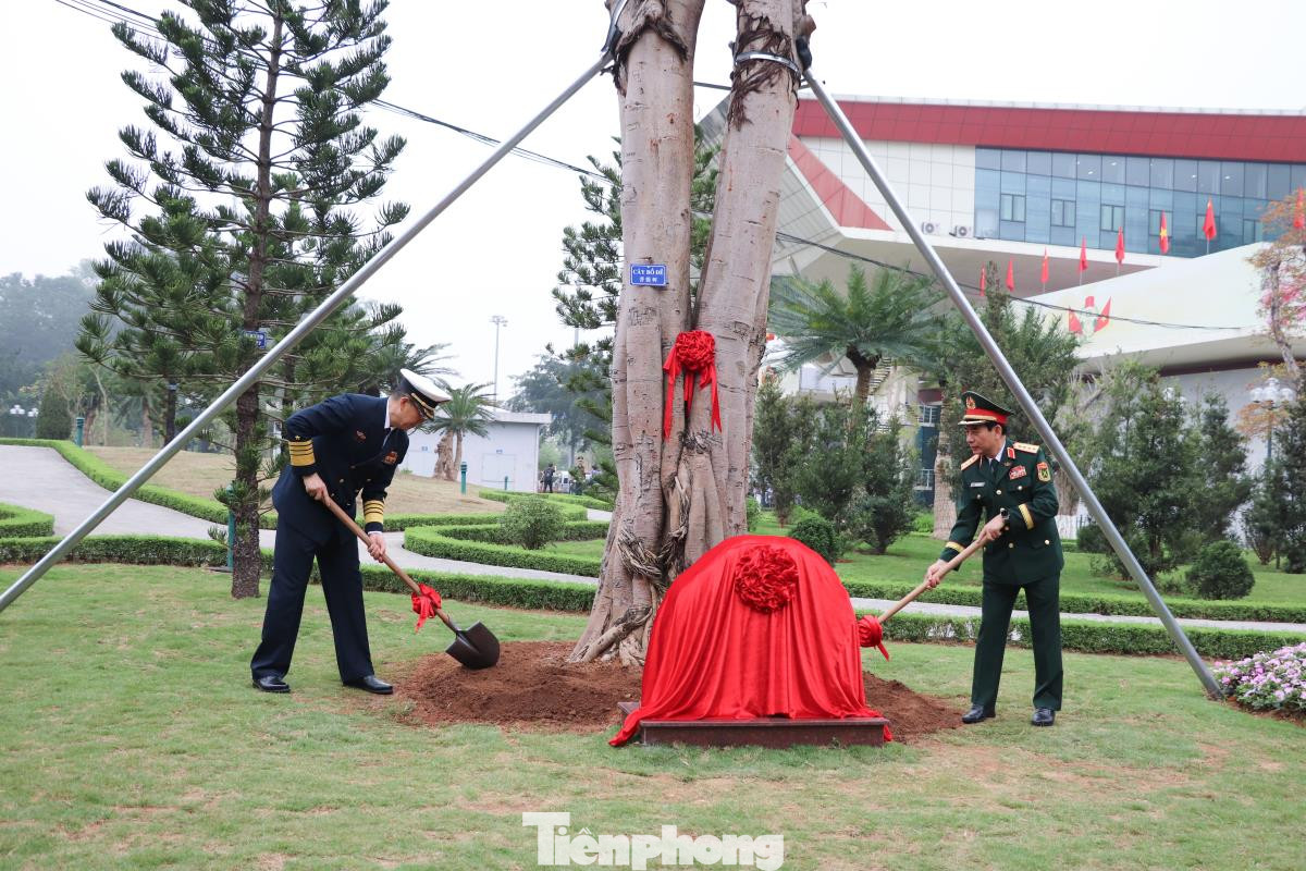 Bộ trưởng Quốc phòng hai nước trồng cây hữu nghị tại khuôn viên khu kinh tế cửa khẩu quốc tế Hữu Nghị (huyện Cao Lộc, tỉnh Lạng Sơn)
