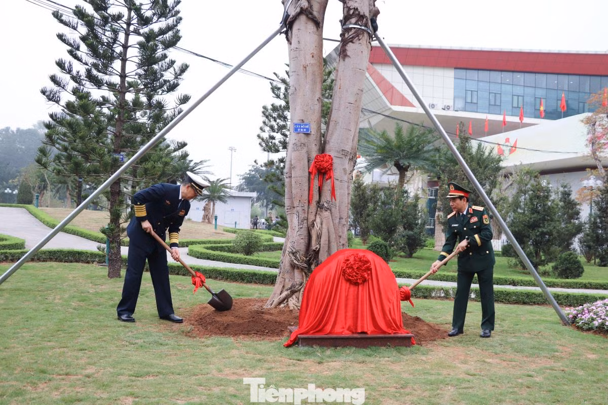 Bộ trưởng Quốc phòng hai nước trồng cây hữu nghị tại khuôn viên khu kinh tế cửa khẩu quốc tế Hữu Nghị (huyện Cao Lộc, tỉnh Lạng Sơn)