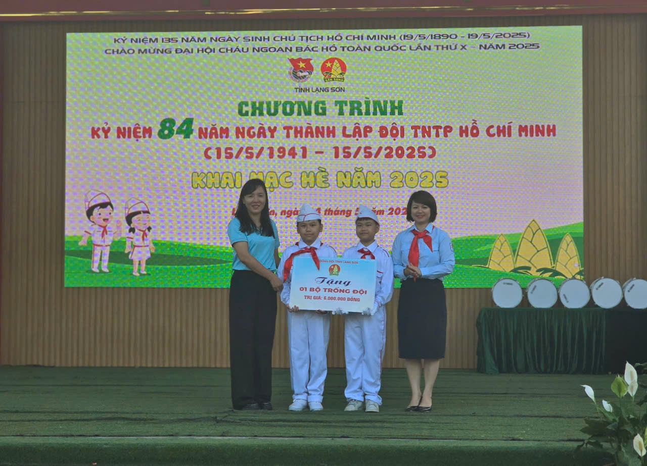 Thay mặt Hội đồng Đội tỉnh Lạng Sơn, chị Lê Thùy Dung - Phó Bí thư Tỉnh Đoàn, Chủ tịch Hội đồng Đội tỉnh đã trao tặng biểu trưng bộ trống Đội cho Liên đội Trường THCS Vĩnh Trại.