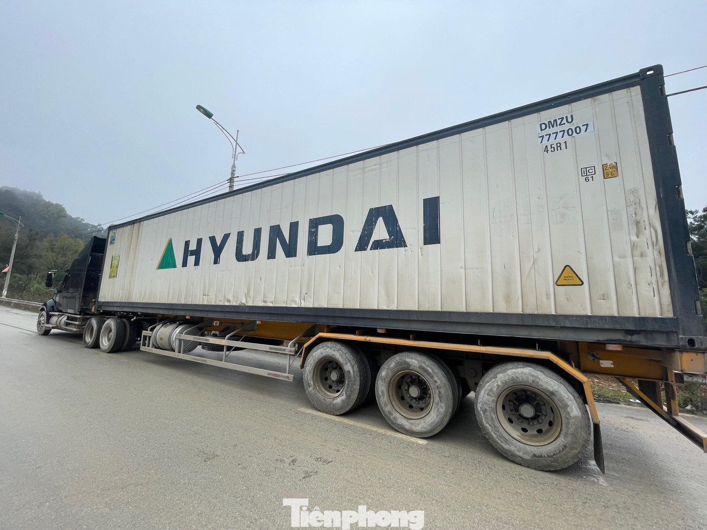 Hiện trường chiếc xe mang biển số 12C-07547 bị dừng xuất cảnh cách biên giới Việt- Trung chừng 100m vì nghi hoán đổi "lốt" xe xuất khẩu -Ảnh: Duy Chiến