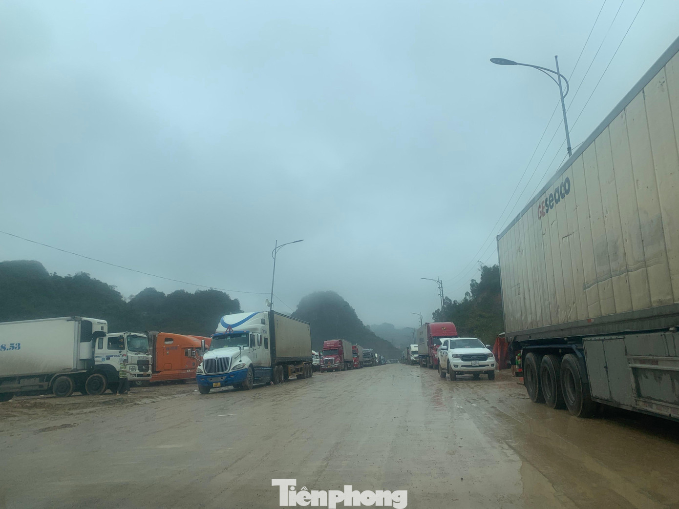 Hiện nay, trên địa bàn tỉnh Lạng Sơn vẫn còn tồn ứ khoảng 2000 xe xếp "lốt" chờ xuất khẩu, rất dễ để những đối tượng trục lợi, bán "lốt" - Ảnh: Duy Chiến