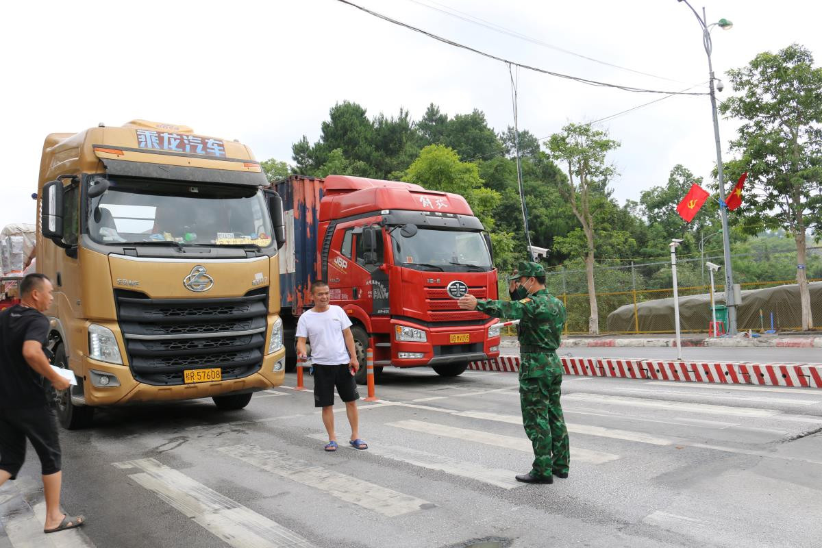 Lực lượng chức năng cửa khẩu Lạng Sơn điều tiết các phương tiện xuất nhập khẩu qua biên giới. Ảnh: BP. Lực lượng chức năng cửa khẩu Lạng Sơn điều tiết các phương tiện xuất nhập khẩu qua biên giới. Ảnh: BP.