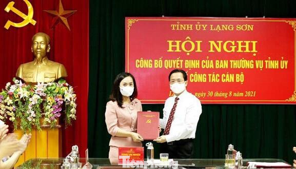 Ông Hoàng Văn Nghiệm, Phó Bí thư Thường trực Tỉnh ủy trao Quyết định điều động, bổ nhiệm bà Dương Hoàng Liên Hương giữ chức vụ Phó Trưởng Ban Tổ chức Tỉnh ủy Ông Hoàng Văn Nghiệm, Phó Bí thư Thường trực Tỉnh ủy trao Quyết định điều động, bổ nhiệm bà Dương Hoàng Liên Hương giữ chức vụ Phó Trưởng Ban Tổ chức Tỉnh ủy