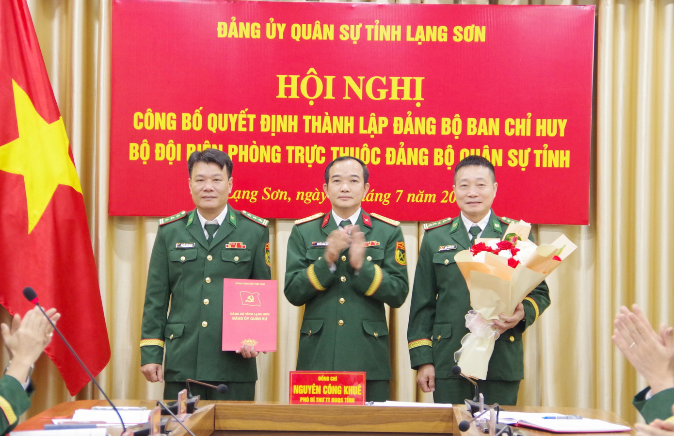 Lãnh đạo Ban Chấp hành Đảng bộ Ban Chỉ huy Bộ đội Biên phòng Lạng Sơn nhận quyết định, hoa chúc mừng. Ảnh: D.N Lãnh đạo Ban Chấp hành Đảng bộ Ban Chỉ huy Bộ đội Biên phòng Lạng Sơn nhận quyết định, hoa chúc mừng. Ảnh: D.N