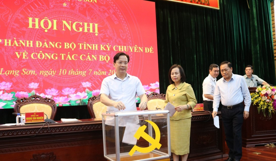 Bỏ phiếu giới thiệu nhân sự tái cử Ban Chấp hành Đảng bộ tỉnh, Ban Thường vụ Tỉnh ủy, Bí thư, Phó Bí thư Tỉnh ủy khóa XVIII, nhiệm kỳ 2025-2030. Ảnh: P.V Bỏ phiếu giới thiệu nhân sự tái cử Ban Chấp hành Đảng bộ tỉnh, Ban Thường vụ Tỉnh ủy, Bí thư, Phó Bí thư Tỉnh ủy khóa XVIII, nhiệm kỳ 2025-2030. Ảnh: P.V