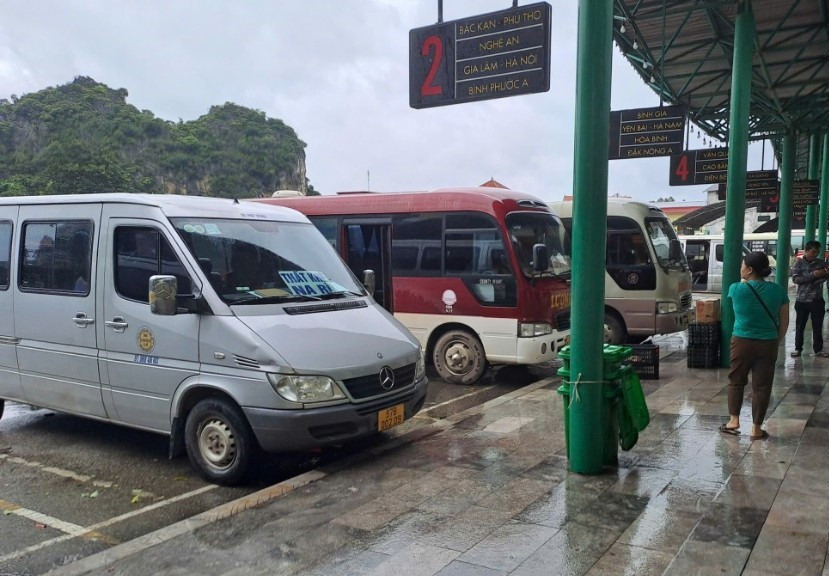 Các xe chuyên chở khách ngừng hoạt động, tạm trú tại các bến xe Lạng Sơn. Ảnh: C.Q Các xe chuyên chở khách ngừng hoạt động, tạm trú tại các bến xe Lạng Sơn. Ảnh: C.Q