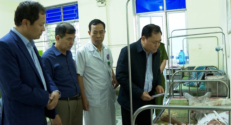 Chủ tịch UBND tỉnh Lạng Sơn Hồ Tiến Thiệu (bìa phải ngoài cùng) có mặt tại bệnh viện thăm hỏi, động viên người gặp nạn. Chủ tịch UBND tỉnh Lạng Sơn Hồ Tiến Thiệu (bìa phải ngoài cùng) có mặt tại bệnh viện thăm hỏi, động viên người gặp nạn.