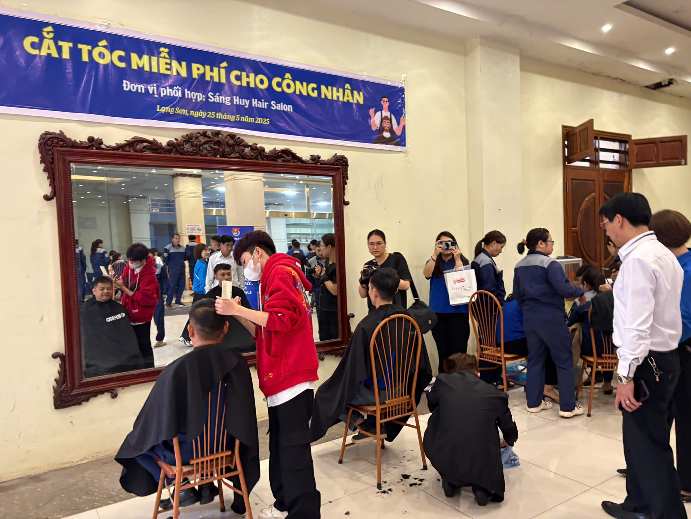 Các thợ cắt tóc tổ chức cắt tóc miễn phí cho công nhân, người lao động Công ty TNHH Bảo Long. Các thợ cắt tóc tổ chức cắt tóc miễn phí cho công nhân, người lao động Công ty TNHH Bảo Long.