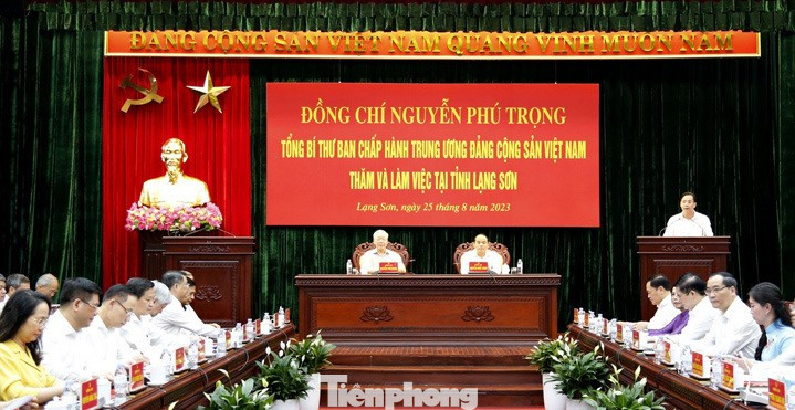 Tổng Bí thư Nguyễn Phú Trọng và Đoàn công tác Trung ương làm việc với lãnh đạo chủ chốt tỉnh Lạng Sơn.