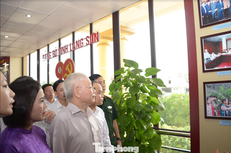 Tổng Bí thư Nguyễn Phú Trọng tham quan gian trưng bày "Đảng bộ tỉnh Lạng Sơn 90 năm xây dựng và phát triển".