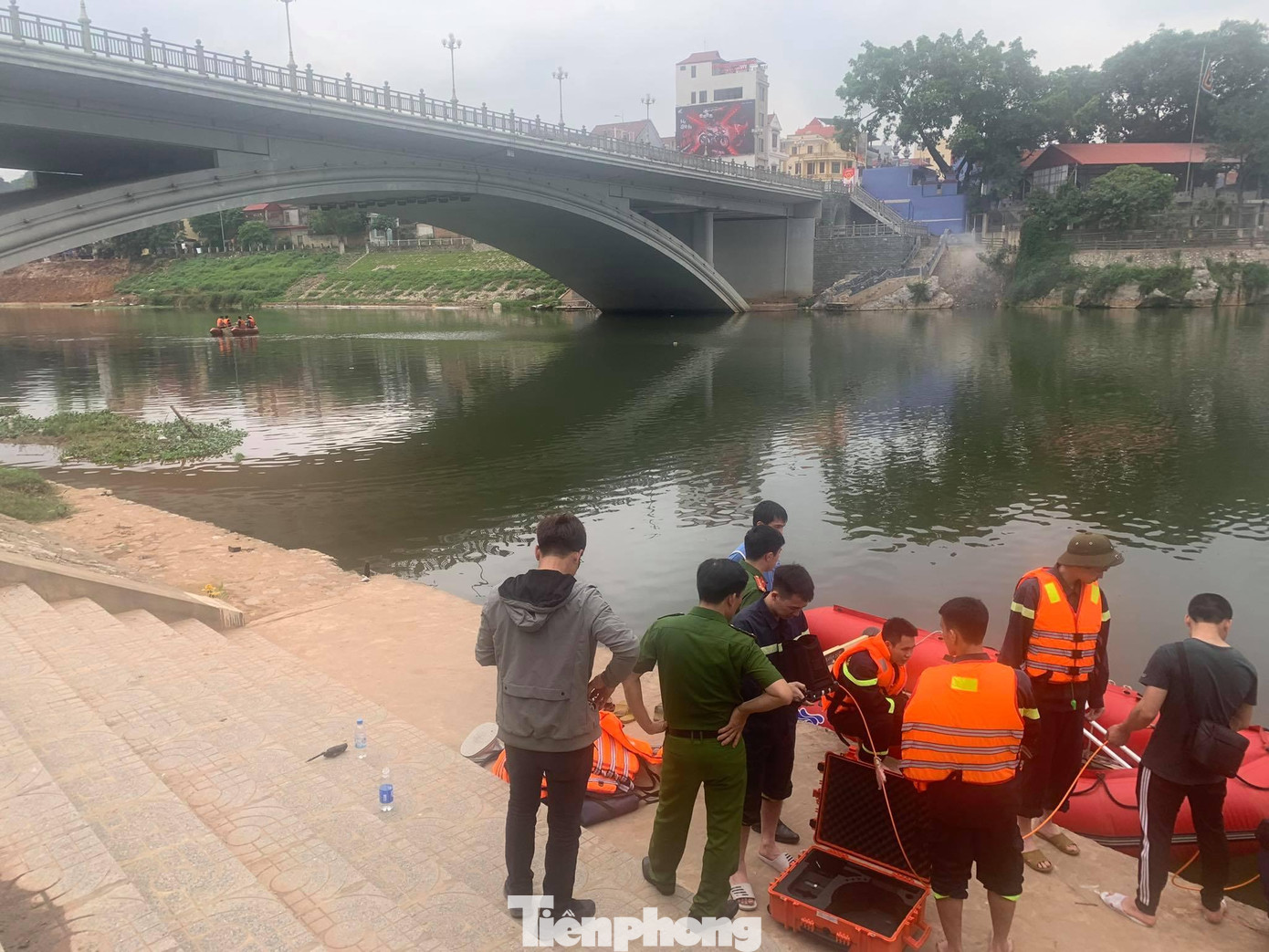 Sau khi tìm thấy thi thể anh A, lực lượng cứu hộ thực hiện các thủ tục pháp lý, bàn giao cho gia đình an táng .Ảnh: Duy Chiến Sau khi tìm thấy thi thể anh A, lực lượng cứu hộ thực hiện các thủ tục pháp lý, bàn giao cho gia đình an táng .Ảnh: Duy Chiến