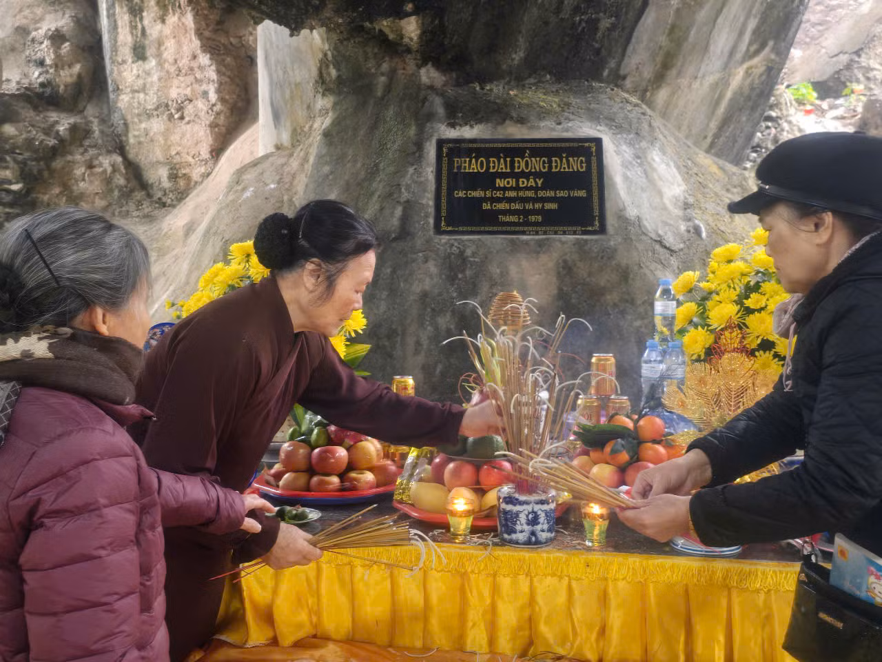 Tổ thiện tâm và nhân dân thị trấn Đồng Đăng dâng hương, dâng hoa, cơm chay cúng tiến cán bộ, chiến sỹ hy sinh, đồng bào tử nạn ở pháo đài. Tổ thiện tâm và nhân dân thị trấn Đồng Đăng dâng hương, dâng hoa, cơm chay cúng tiến cán bộ, chiến sỹ hy sinh, đồng bào tử nạn ở pháo đài.