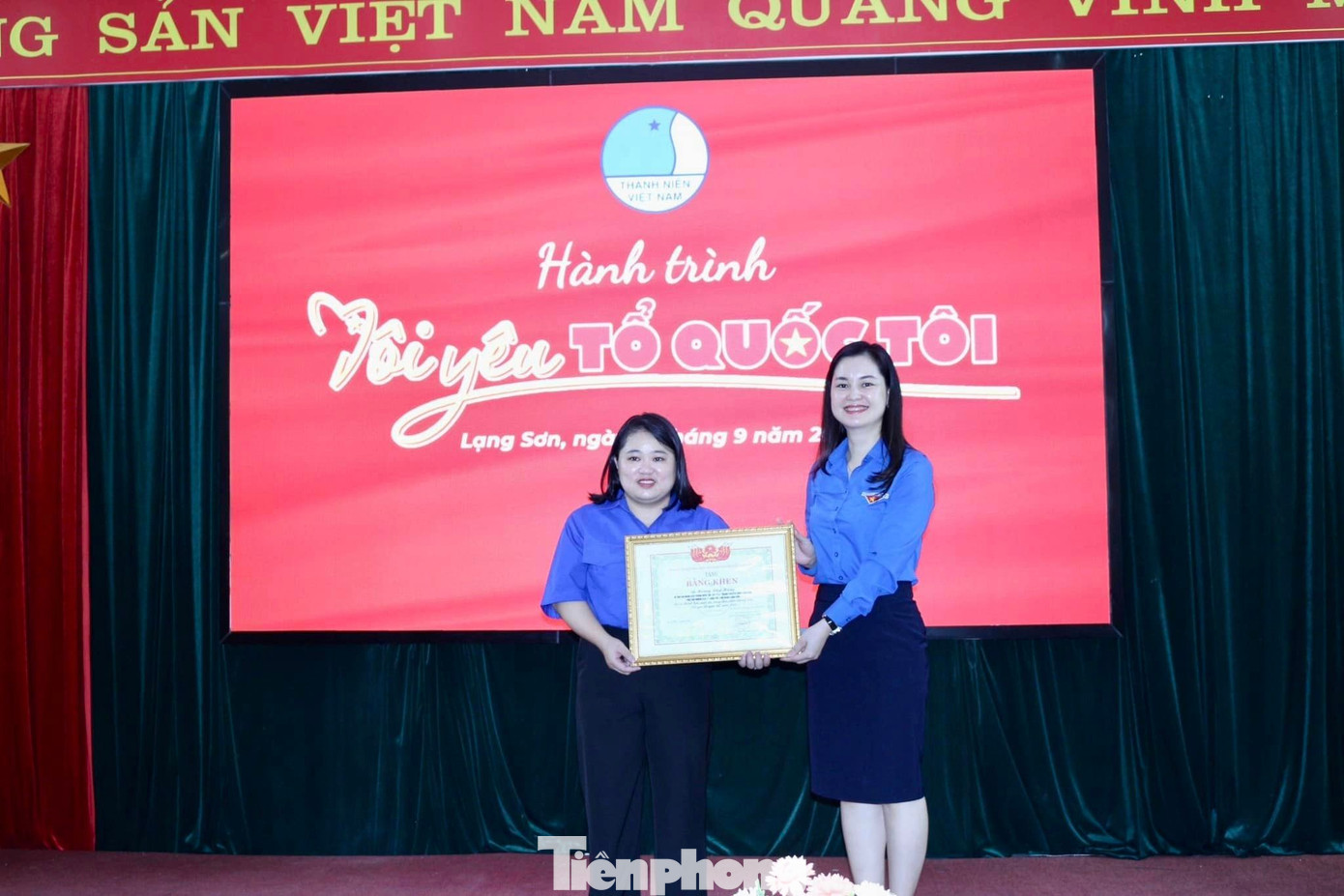 Trao Bằng khen của Trung ương Đoàn cho cá nhân có thành tích xuất sắc trong phong trào &quot;Tôi yêu tổ quốc tôi&quot;