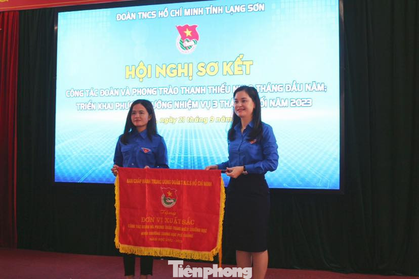 Chị Đinh Thị Anh Thư - Bí thư Tỉnh Đoàn Lạng Sơn trao cờ thi đua xuất sắc cho đơn vị khối trường học.