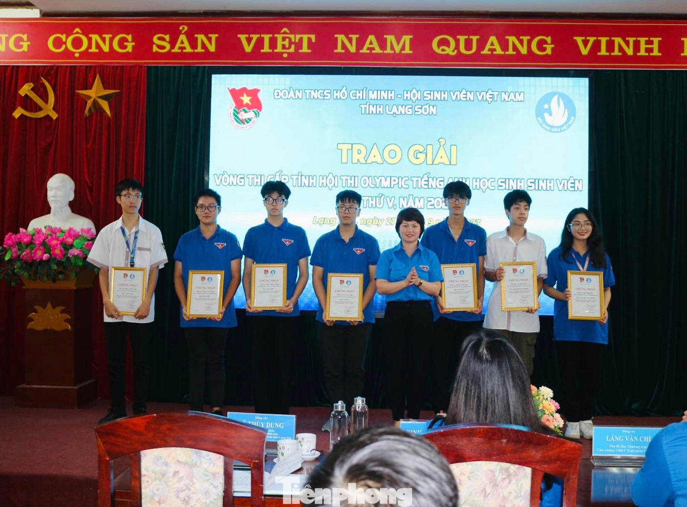 Trao giải vòng thi cấp tỉnh Hội thi Olympic tiếng Anh cho học sinh, sinh viên.