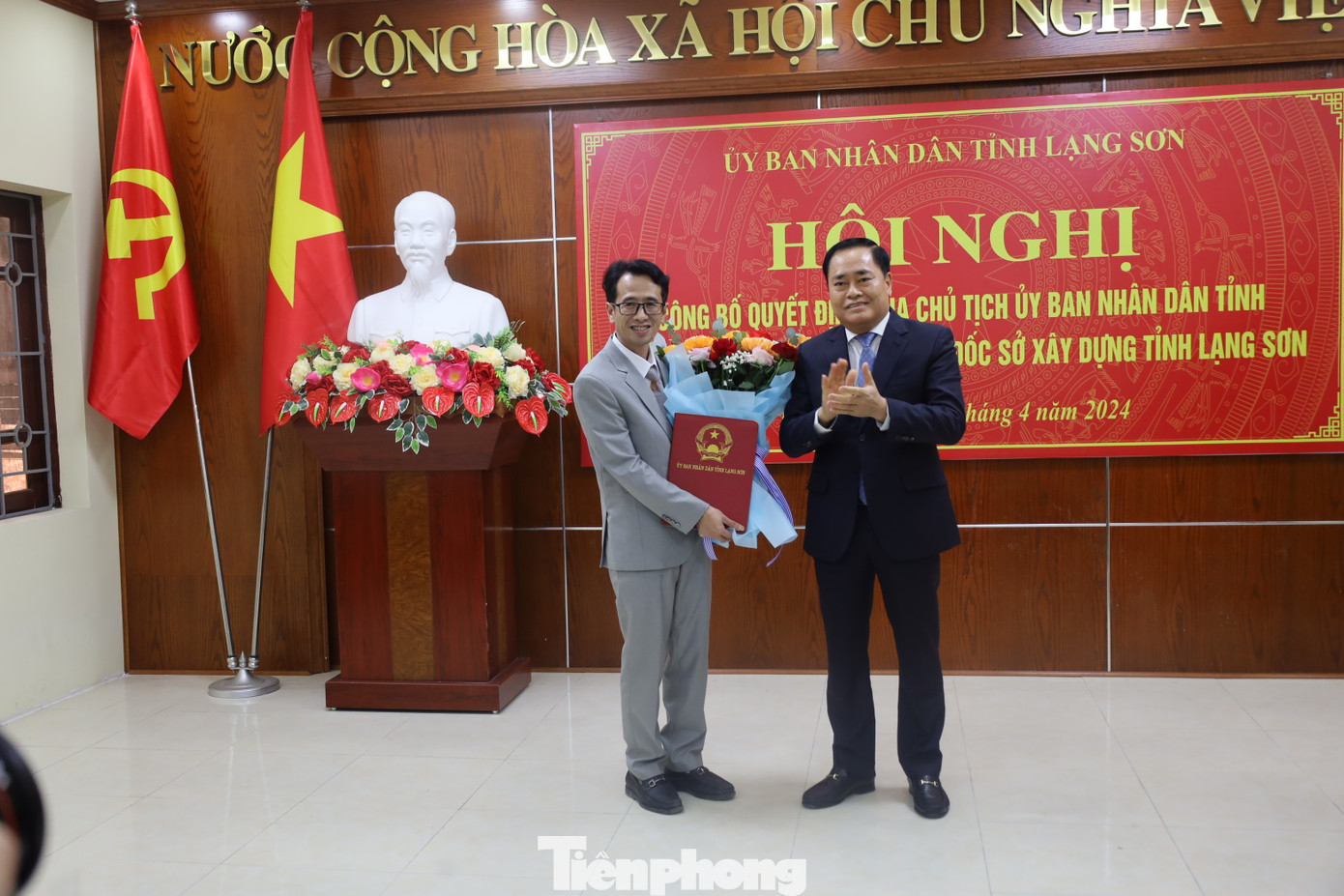 Ông Nguyễn Duy Đông (bìa trái) nhận hoa, quyết định của lãnh đạo tỉnh Lạng Sơn. Ảnh: Duy Chiến Ông Nguyễn Duy Đông (bìa trái) nhận hoa, quyết định của lãnh đạo tỉnh Lạng Sơn. Ảnh: Duy Chiến