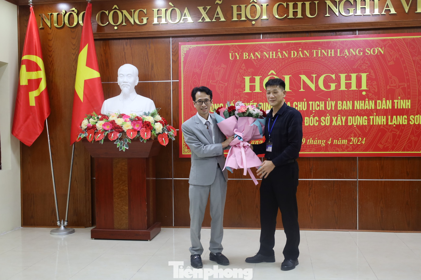 Đại diện Sở xây dựng tặng hoa chúc mừng tân Giám đốc Nguyễn Duy Đông (bìa trái). Ảnh: Duy Chiến Đại diện Sở xây dựng tặng hoa chúc mừng tân Giám đốc Nguyễn Duy Đông (bìa trái). Ảnh: Duy Chiến