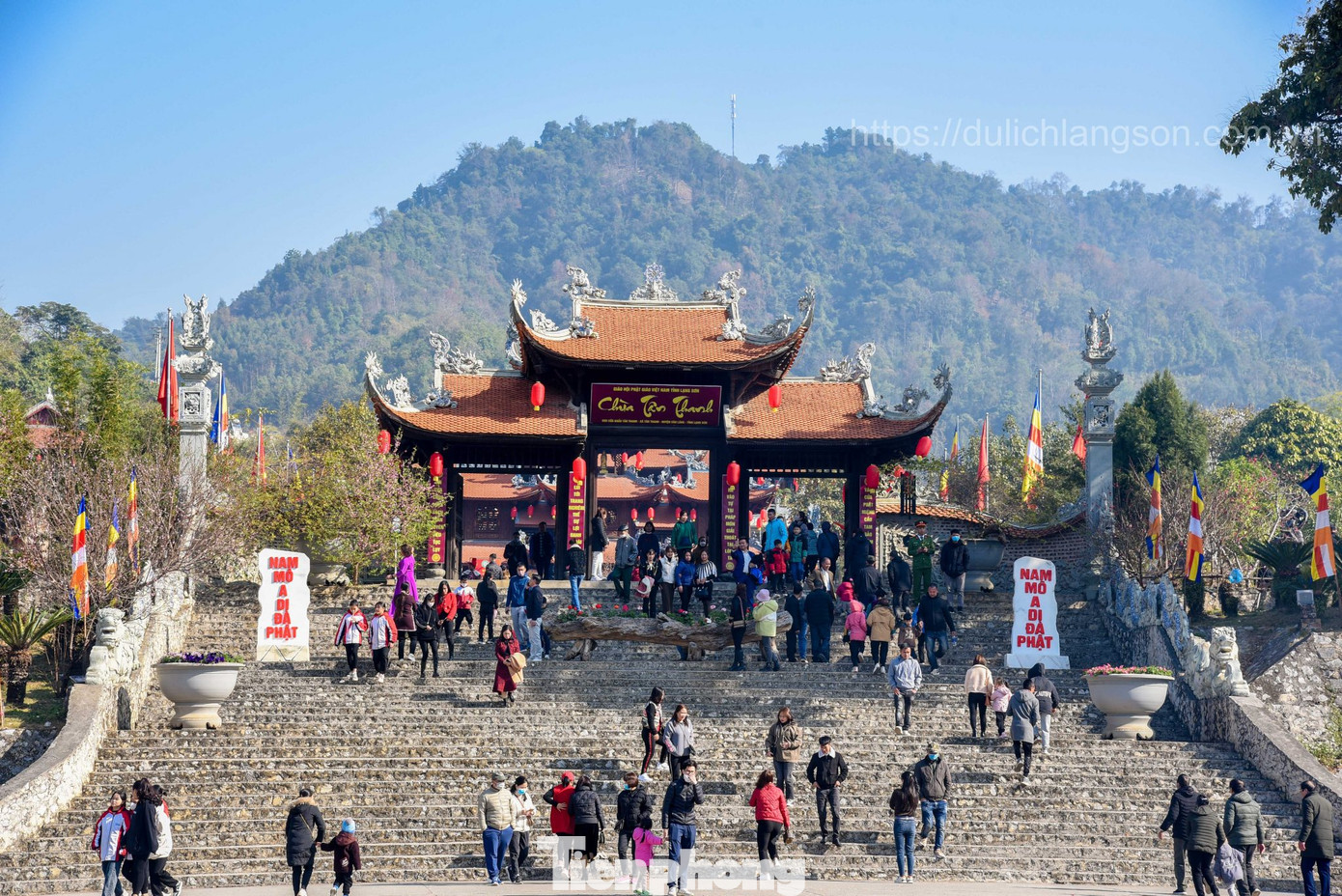 Chùa Tân Thanh sát biên giới Việt - Trung ngày đầu năm thu hút số lượng lớn người dân đến chiêm bái.