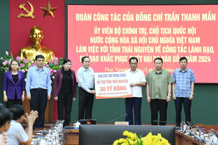 Chủ tịch Quốc hội Trần Thanh Mẫn và đoàn công tác trao hỗ trợ 30 tỷ đồng của Ban cứu trợ trung ương cho tỉnh Thái Nguyên. Chủ tịch Quốc hội Trần Thanh Mẫn trao nhiều phần quà cho nhân dân.