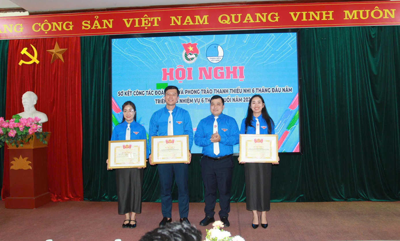 Tôn vinh những tập thể, cá nhân có nhiều thành tích trong công tác Đoàn - Hội.