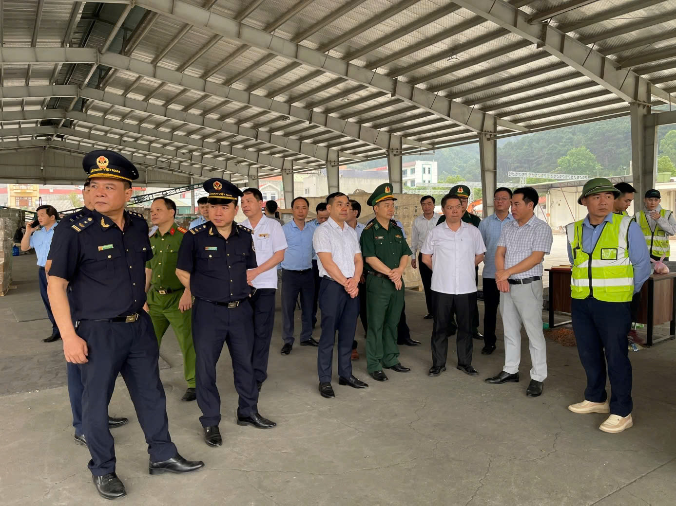 Đoàn công tác của lãnh đạo UBND tỉnh, các ngành chức năng kiểm tra cơ sở hạ tầng ở cửa khẩu Lạng Sơn. Đoàn công tác của lãnh đạo UBND tỉnh, các ngành chức năng kiểm tra cơ sở hạ tầng ở cửa khẩu Lạng Sơn.
