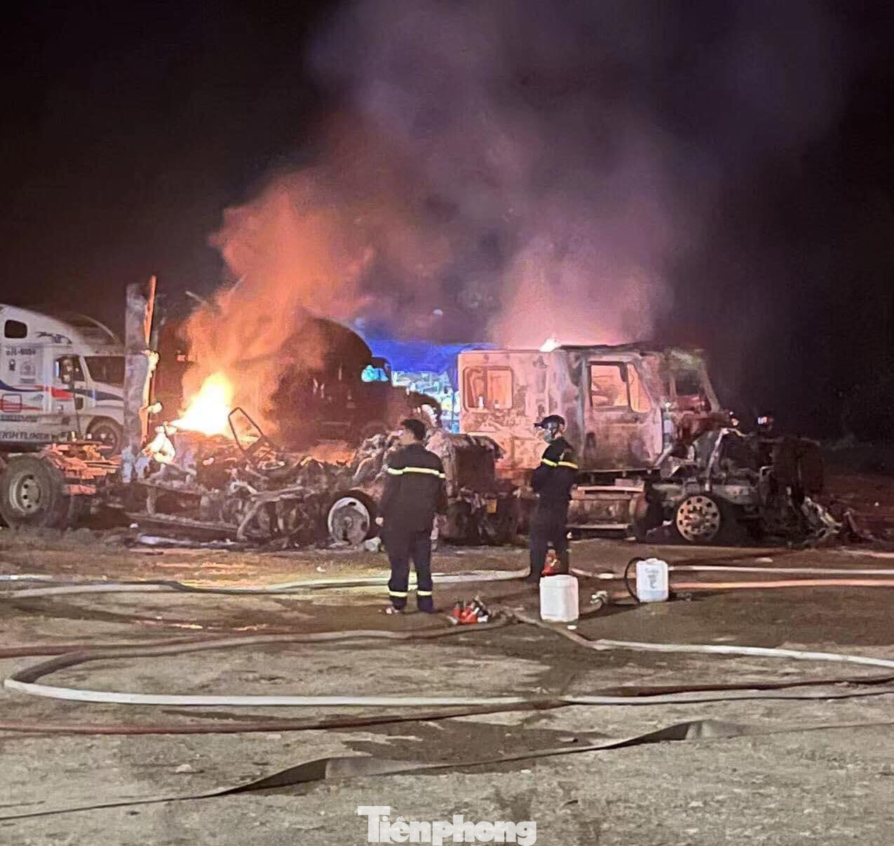 Hiện trường vụ cháy 2 xe container ở Khu phi thuế quan cửa khẩu Tân Thanh - Ảnh: Duy Chiến