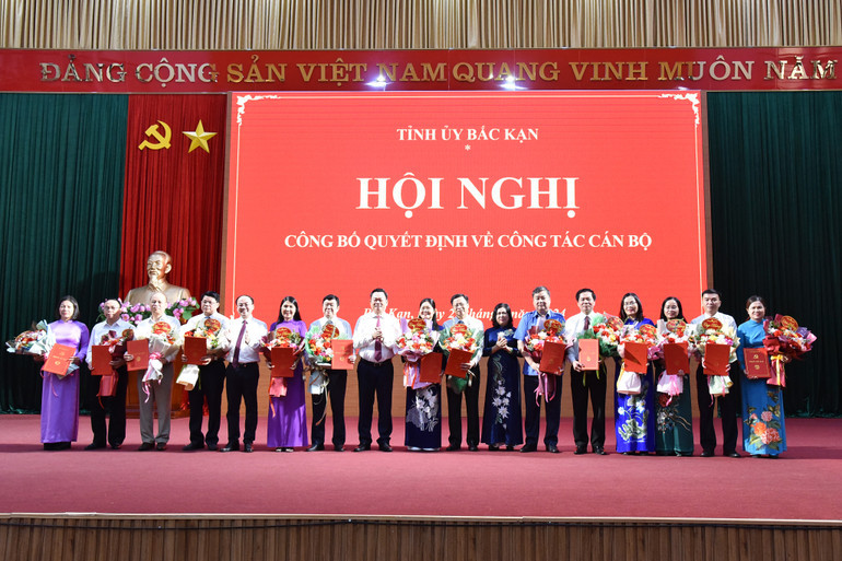 Các cán bộ được điều động, bổ nhiệm nhận hoa, Quyết định của lãnh đạo tỉnh Bắc Kạn