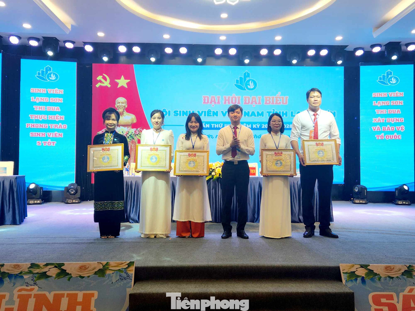 Các tập thể, cá nhân nhận bằng khen của Trung ương Hội Sinh viên Việt Nam. Ảnh: Duy Chiến