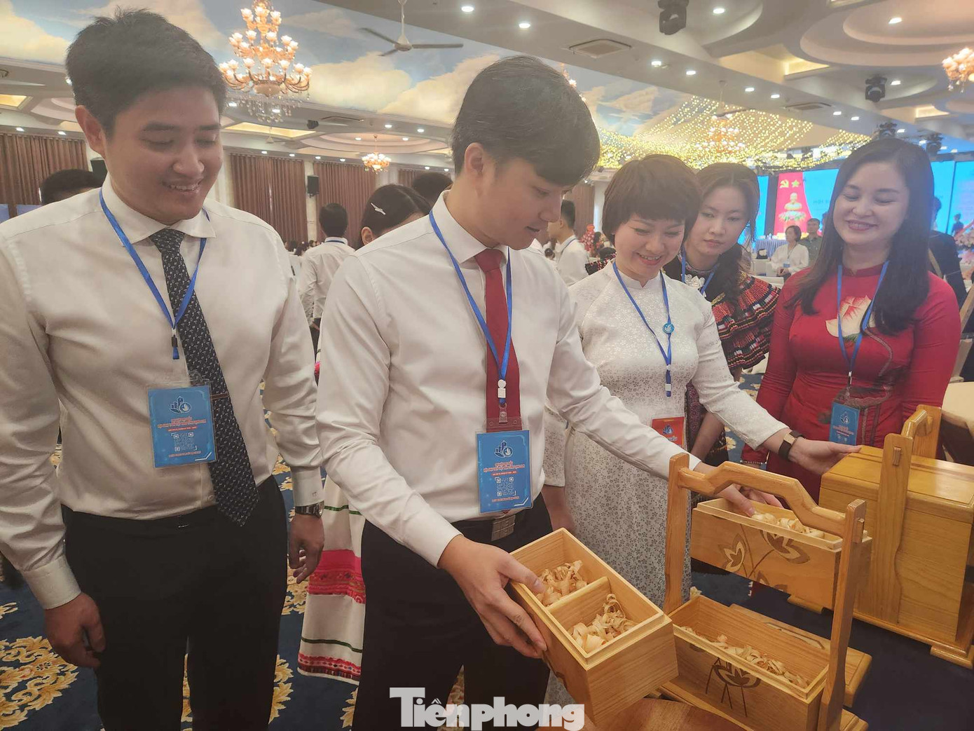 Anh Nguyễn Minh Triết - Bí thư T.Ư Đoàn, Chủ tịch Hội Sinh viên Việt Nam thăm gian hàng thanh niên xứ Lạng khởi nghiệp. Ảnh: Duy Chiến