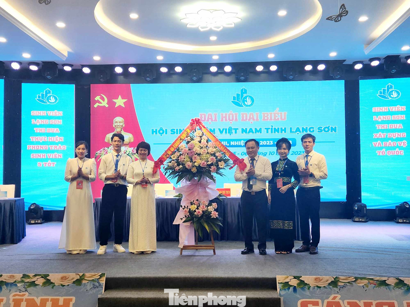 Thay mặt lãnh đạo tỉnh, ông Lương Trọng Quỳnh tặng lẵng hoa cho Đại hội. Ảnh: Duy Chiến