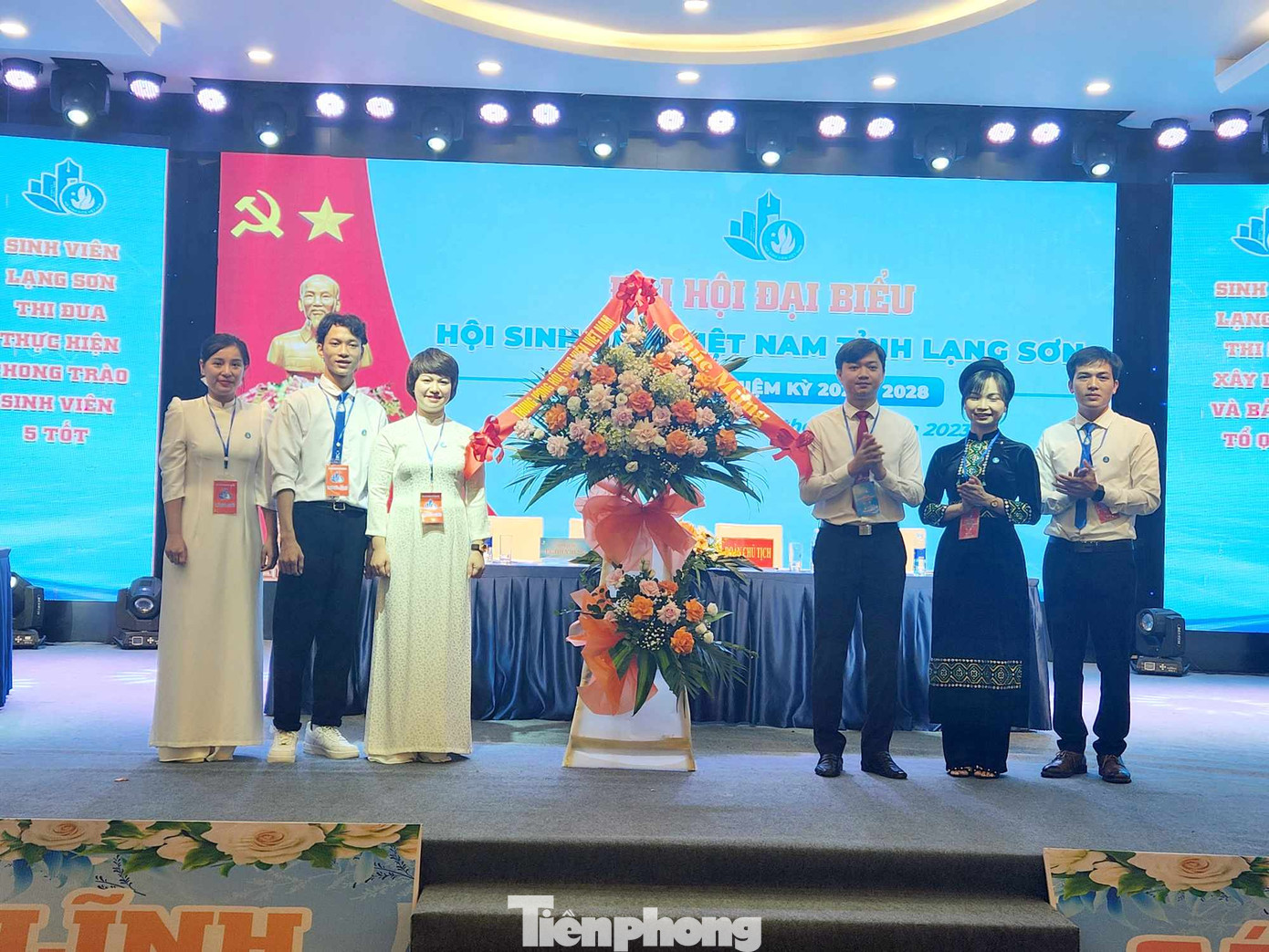 Đại hội vinh dự nhận lẵng hoa chúc mừng của Trung ương Hội Sinh viên Việt Nam. Ảnh: Duy Chiến