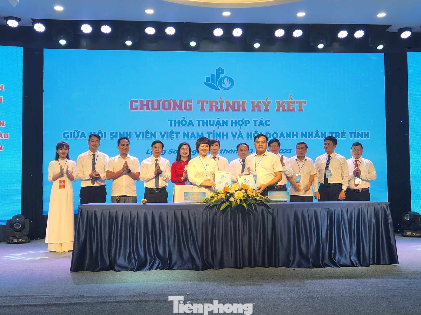 Ký kết thỏa thuận hợp tác giữa Hội sinh viên Lạng Sơn và Hội Doanh nghiệp tỉnh Lạng Sơn. Ảnh: Duy Chiến