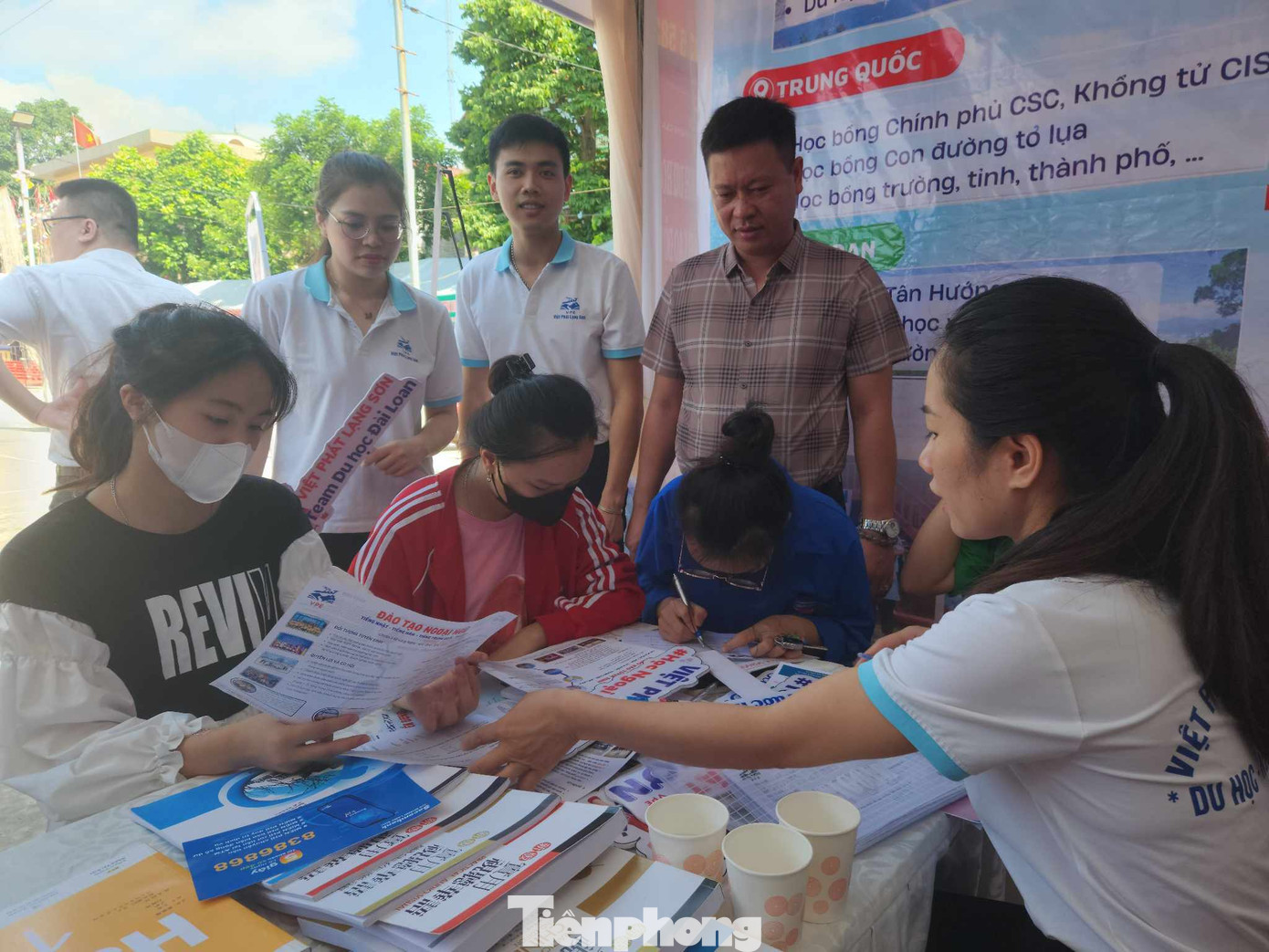 Nhiều bạn trẻ được Cty CP du học Việt Phát- Lạng Sơn tư vấn học tập, lao động ở nước ngoài. Ảnh: Duy Chiến Nhiều bạn trẻ được Cty CP du học Việt Phát- Lạng Sơn tư vấn học tập, lao động ở nước ngoài. Ảnh: Duy Chiến