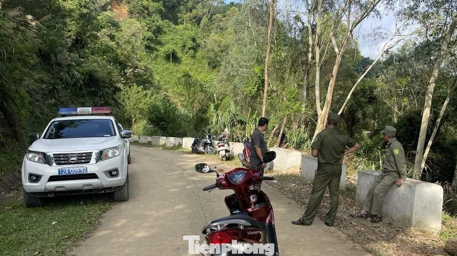 Lực lượng chức năng có mặt tại hiện trường tiến hành điều tra nguyên nhân, xử lý sự việc. Ảnh: Duy Chiến