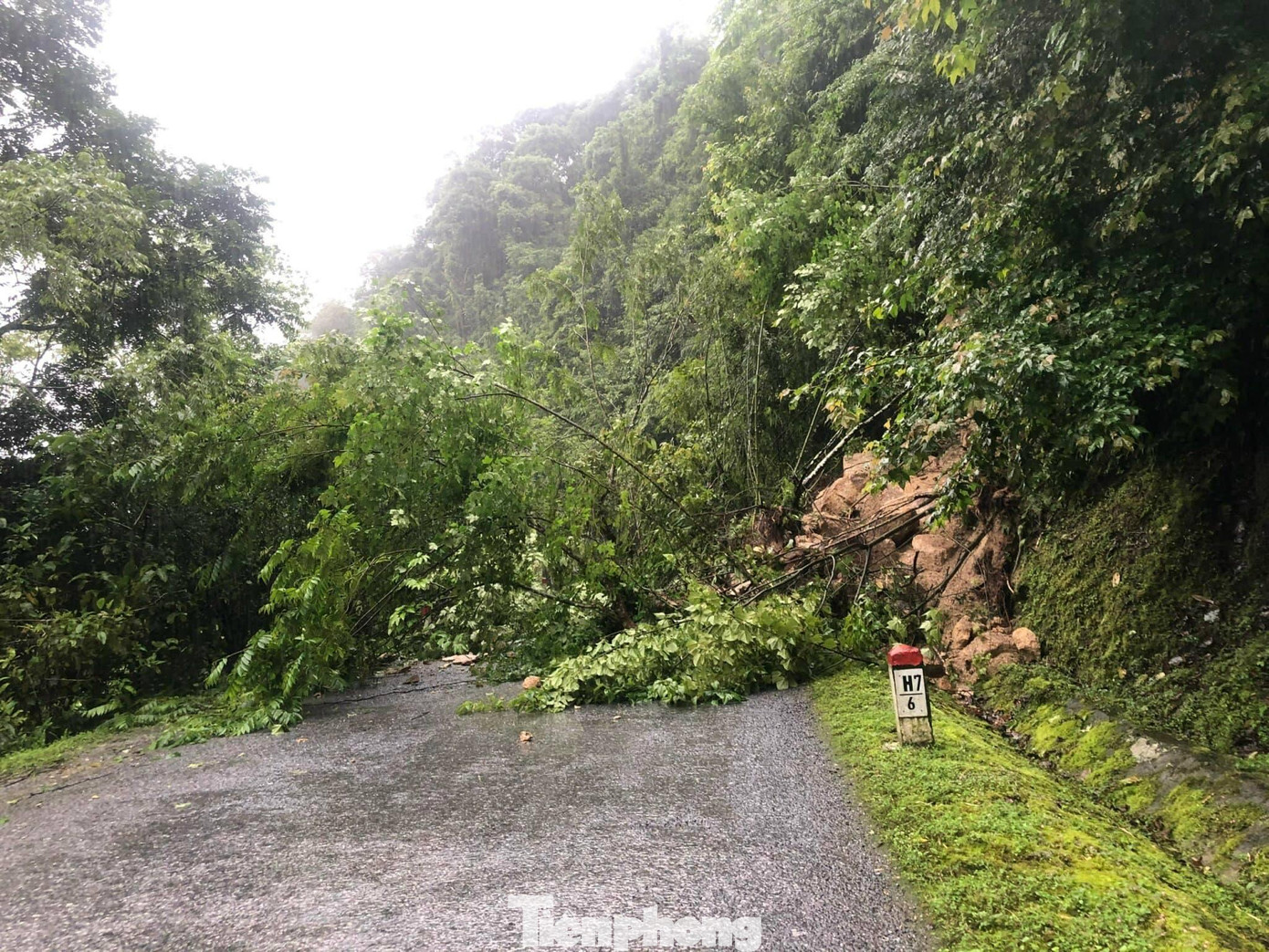 Mưa to, kéo dài làm sạt lở đất đá từ trên đồi, núi xuống đường quốc lộ, liên huyện, liên xã khiến giao thông bị ách tắc trên địa bàn tỉnh Cao Bằng. Ảnh: CB