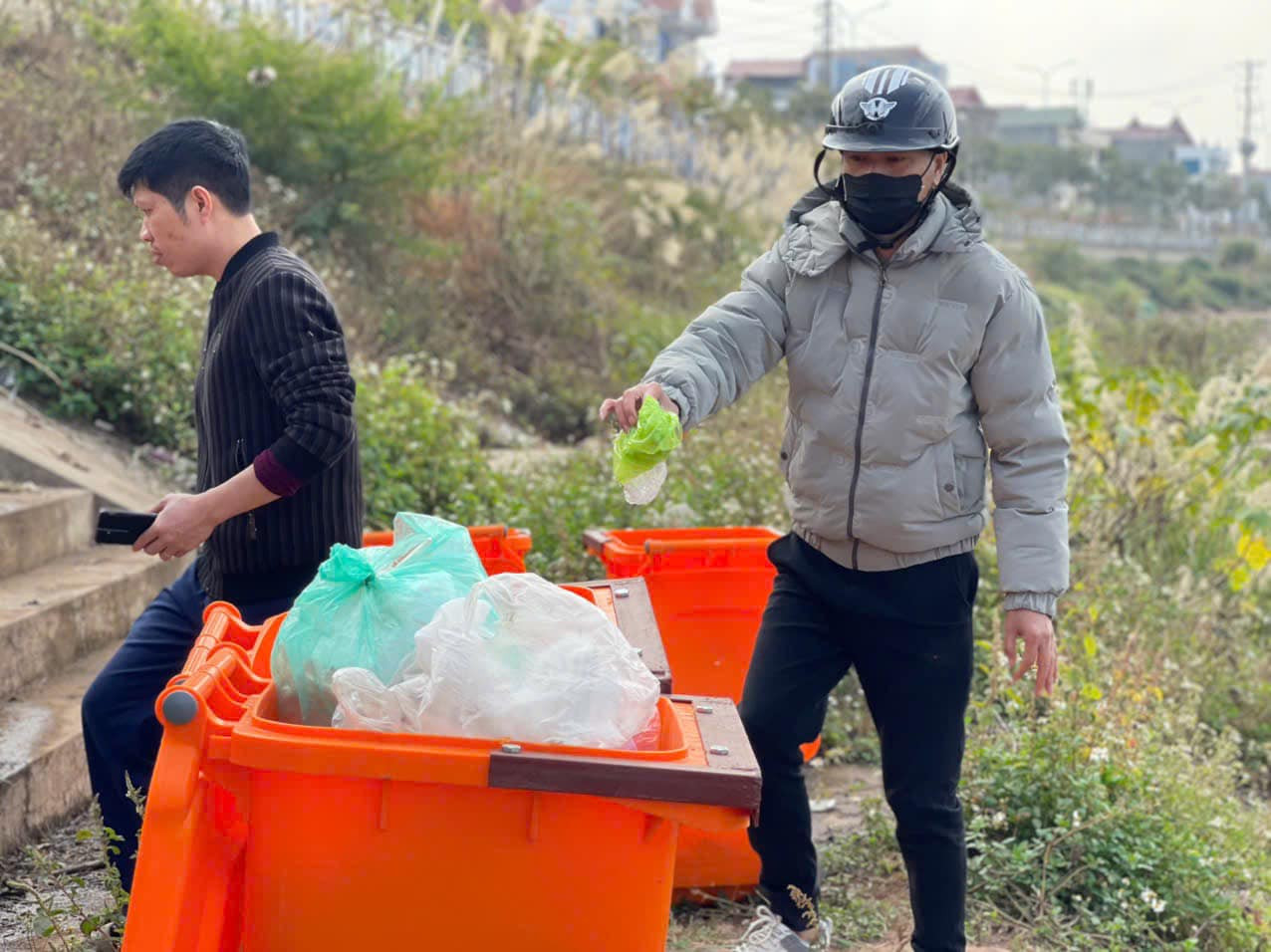 Tuân thủ bỏ rác vào thùng theo quy định. Tuân thủ bỏ rác vào thùng theo quy định.