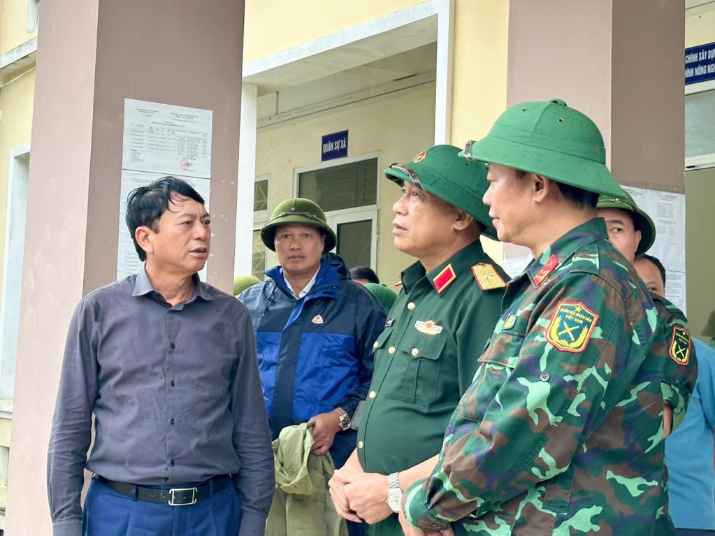 Lãnh đạo tỉnh và lực lượng chức năng trao đổi nắm bắt thông tin, bàn thảo công tác cứu hộ, cứu nạn. Lãnh đạo tỉnh và lực lượng chức năng trao đổi nắm bắt thông tin, bàn thảo công tác cứu hộ, cứu nạn.