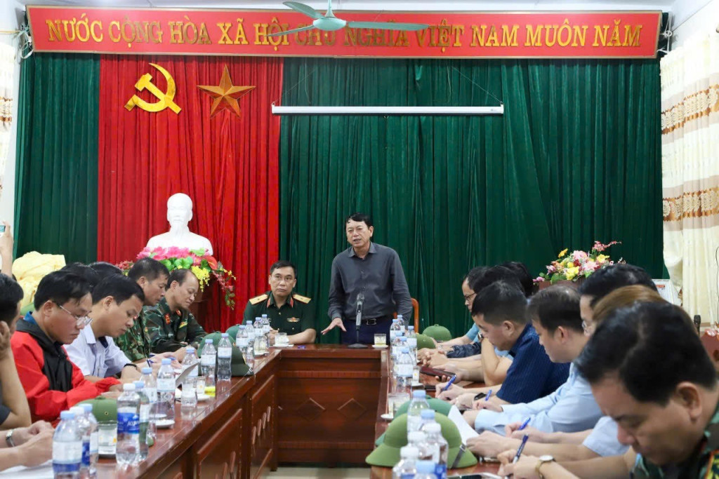 Chủ tịch UBND tỉnh Cao Bằng Hoàng Xuân Ánh (đứng) chỉ đạo những việc làm, cấp bách trong việc tìm kiếm, cứu nạn các vụ sạt lở đất gây hậu quả nghiêm trọng ở Nguyên Bình. Chủ tịch UBND tỉnh Cao Bằng Hoàng Xuân Ánh (đứng) chỉ đạo những việc làm, cấp bách trong việc tìm kiếm, cứu nạn các vụ sạt lở đất gây hậu quả nghiêm trọng ở Nguyên Bình.