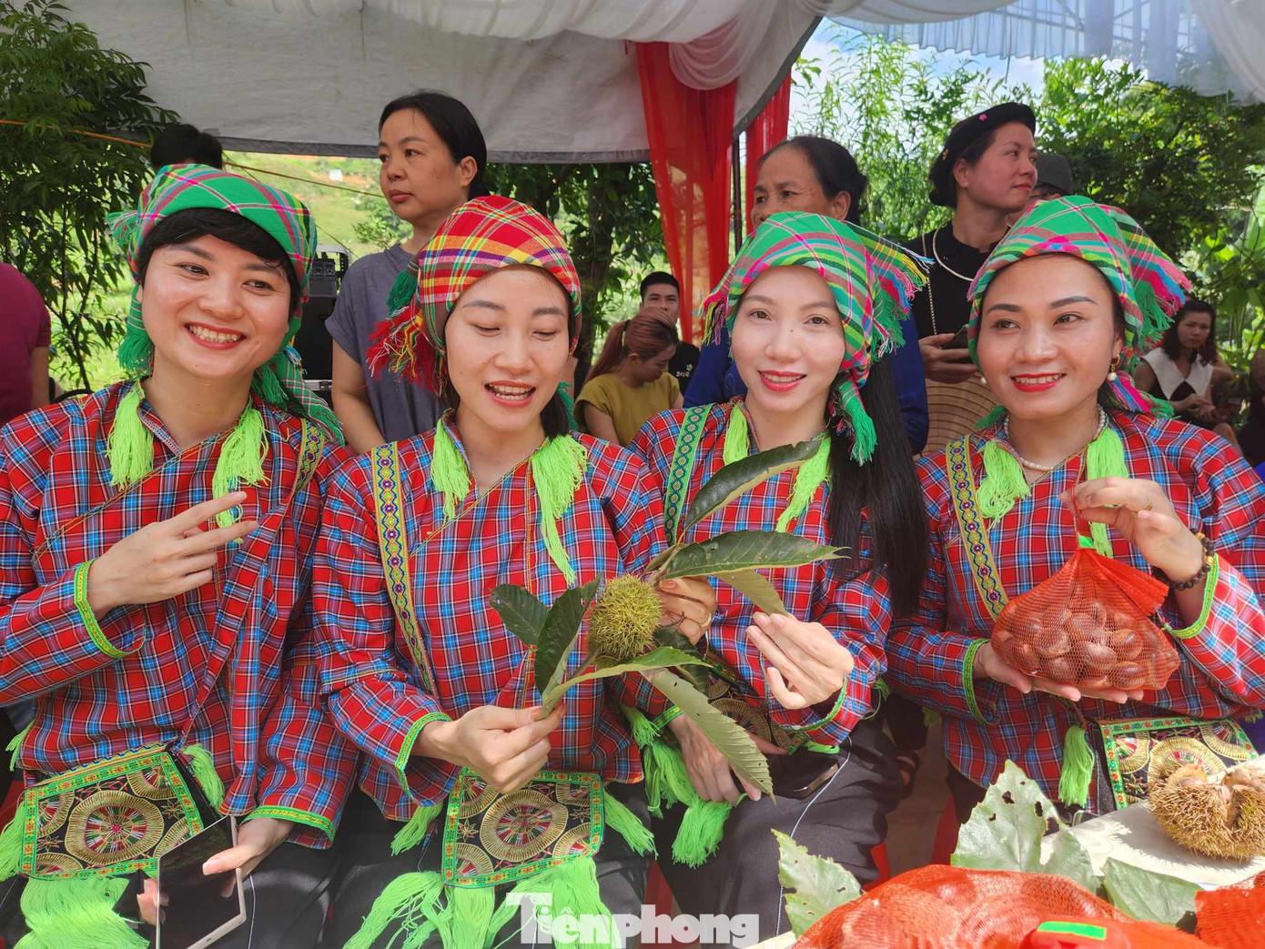 Các nghệ nhân người Tày tự biên, tự diễn các bài hát ca ngợi sản phẩm hạt dẻ Lạng Sơn. Ảnh: Duy Chiến