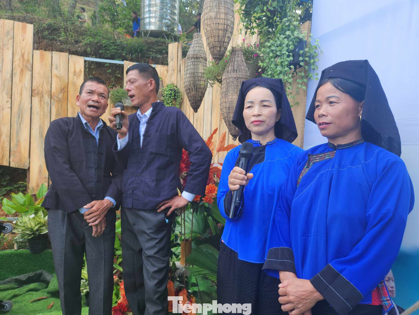 Nghệ nhân nông dân người Tày giao duyên bằng làn điệu Sli truyền thống. Ảnh: Duy Chiến