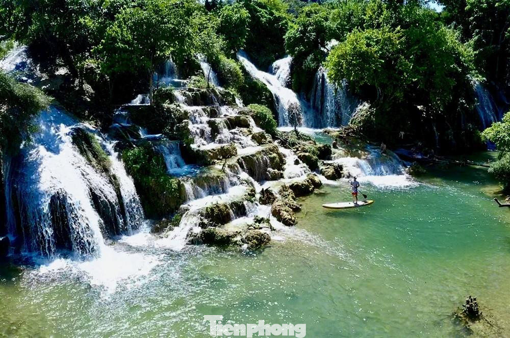 Thác Bản Sầm khá đẹp, một số hộ dân tự phát tổ chức kinh doanh điểm vui chơi, bất chấp sự cảnh báo, không cho phép của chính quyền -Ảnh: TL