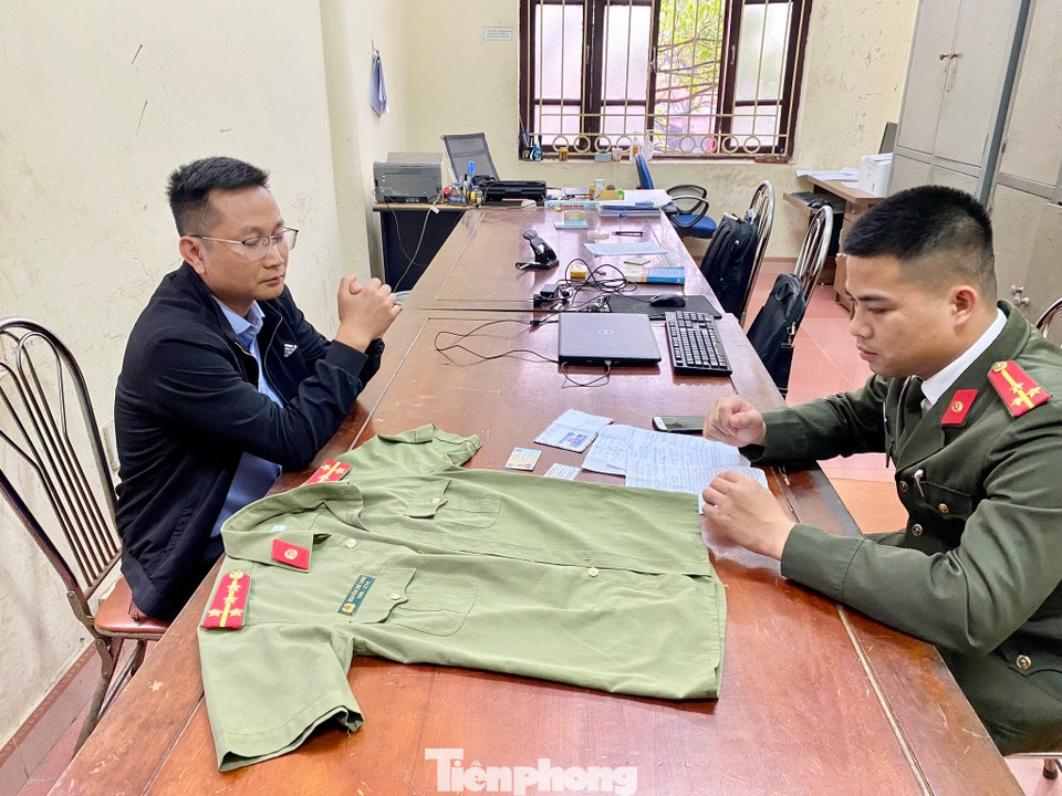 Đối tượng Long (bìa trái) khai nhận hành vi lừa đảo với cơ quan công an .Ảnh: CA