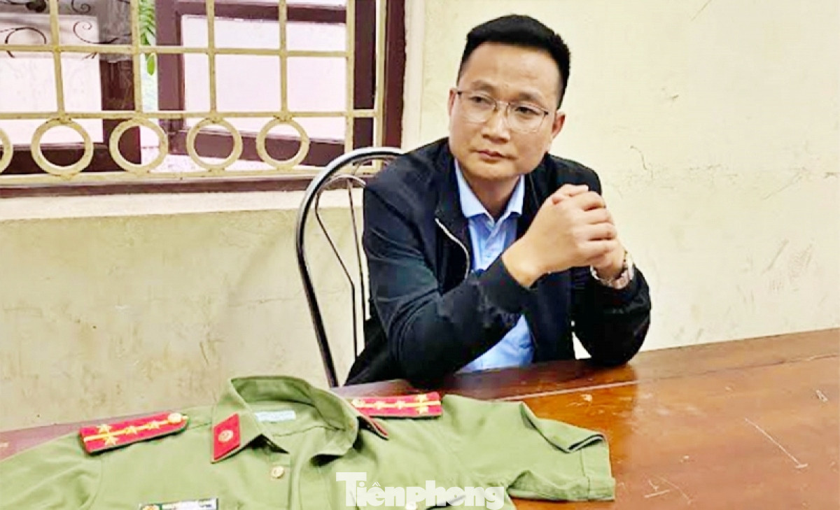 Đối tượng Nguyễn Thế Long và tang vật .Ảnh: CA