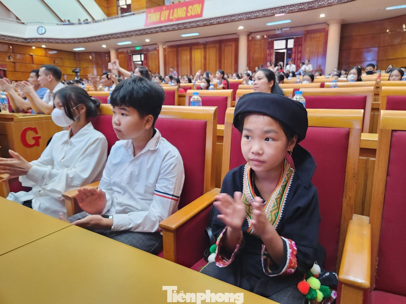 Các em đại biểu là người dân tộc thiểu số ở Lạng Sơn tham dự chương trình. Ảnh: Duy Chiến
