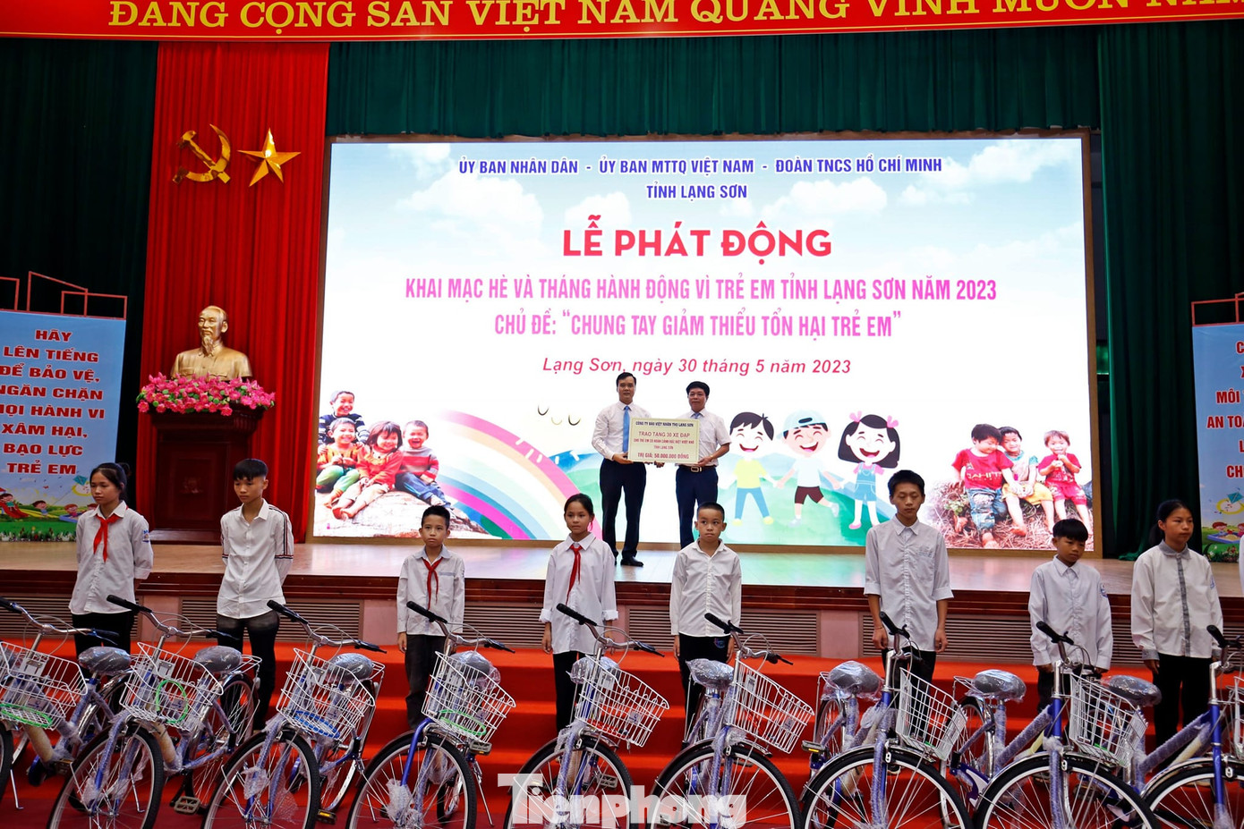 Công ty Bảo Việt Lạng Sơn tặng xe đạp cho trẻ em địa phương. Ảnh: Duy Chiến