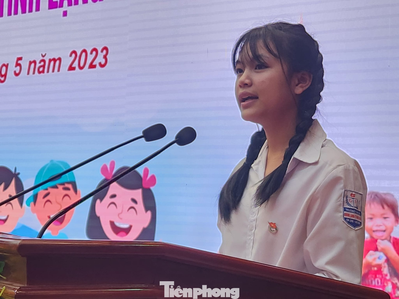 Em Vi Ánh Nguyệt, học sinh lớp 9A, Trường THCS Quang Lang, huyện Chi Lăng, đại diện các trẻ em có hoàn cảnh đặc biệt phát biểu tại chương trình Gặp mặt trẻ em xứ Lạng 2023. Ảnh: Duy Chiến