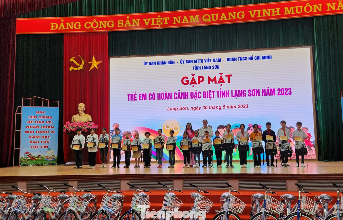 60 em học sinh có hoàn cảnh đặc biệt trên địa bàn nhận quà của Ban tổ chức.