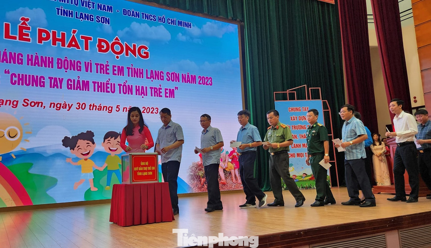 Tại chương trình, các tổ chức, cá nhân trên địa bàn đã quyên góp, ủng hộ trên 300 triệu đồng dành cho trẻ em.